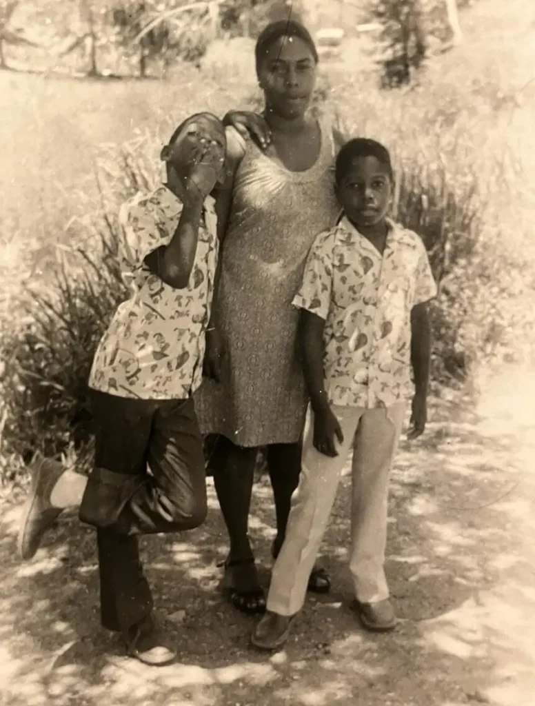 Dies ist ein historisches Foto, das Paartherapeut Angel Candeaux mit seiner Mutter und seinem Bruder zeigt.